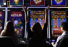 vibe77 Slots APP မိုဘိုင်းဖုန်းဖြင့် Free Spin Bonus Round ကစားနေသောမြင်ကွင်း